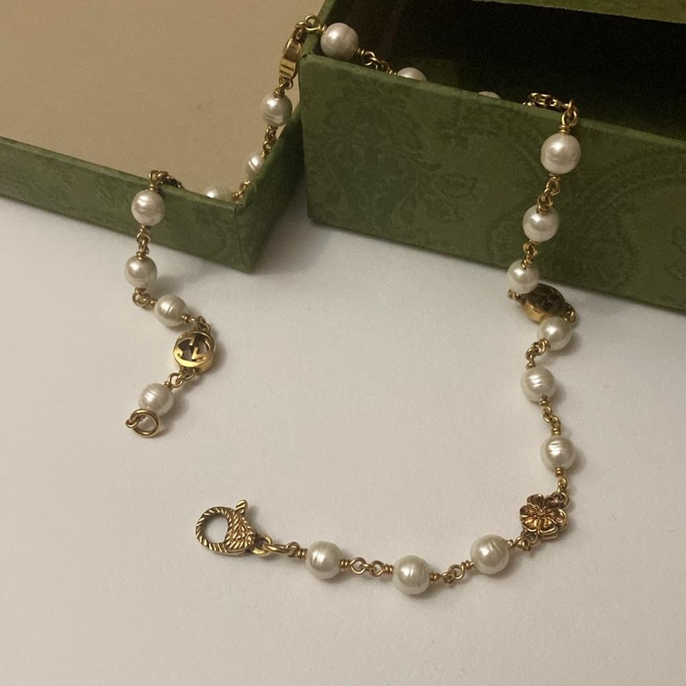 Gucci Interlocking Flower Pearl Necklace - made in Italy, clasp closure